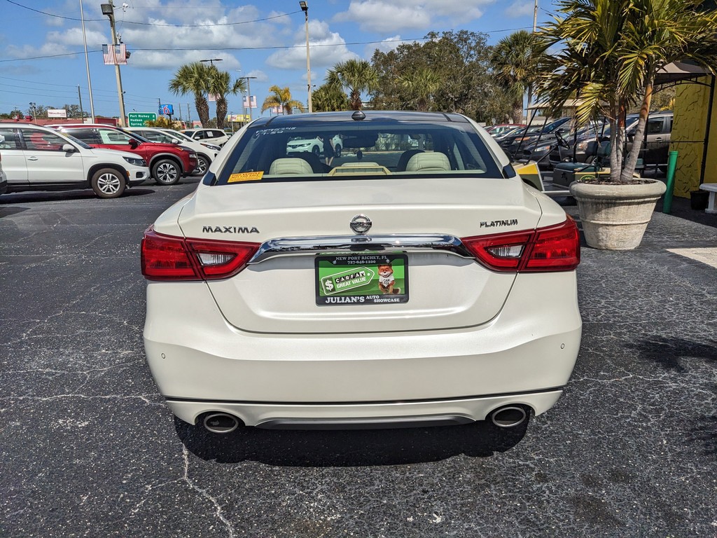 Nissan Maxima Vehicle Full-screen Gallery Image 05