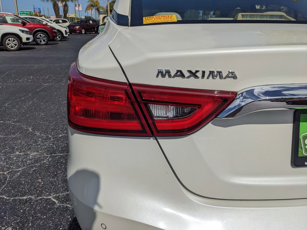 Nissan Maxima Vehicle Full-screen Gallery Image 08