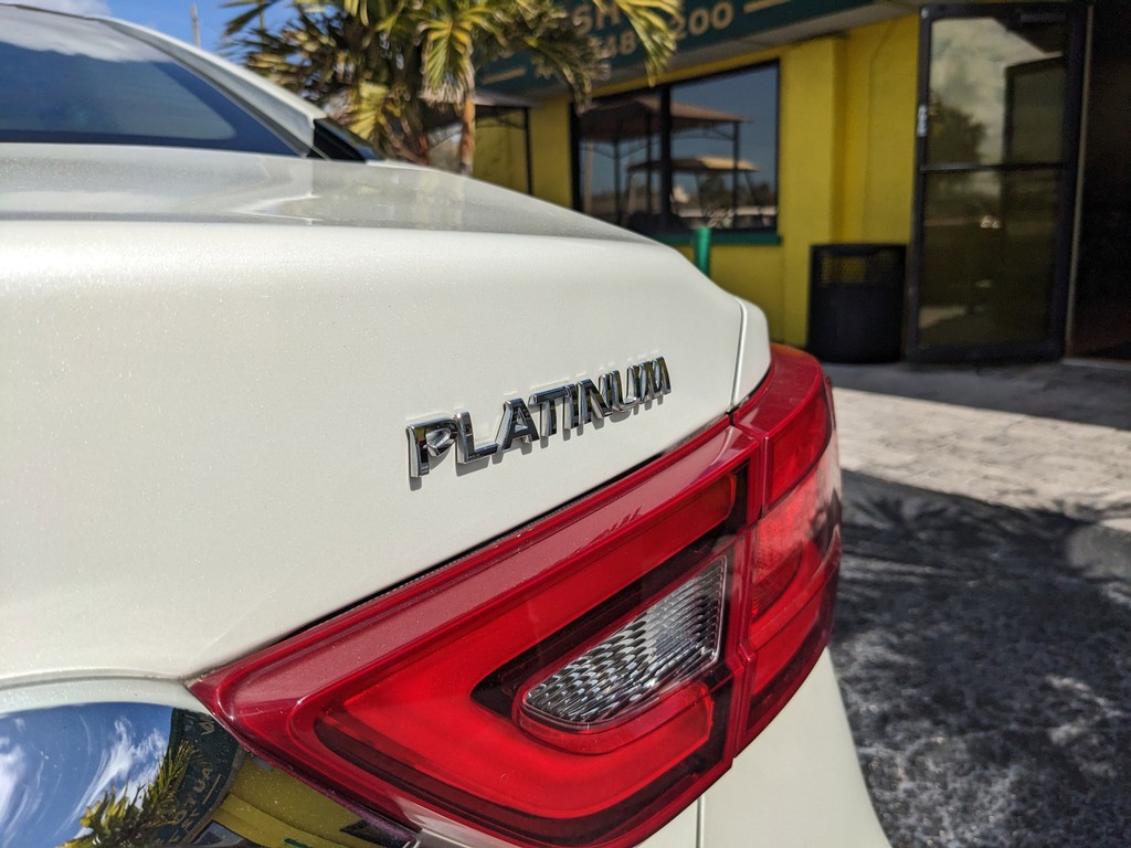 Nissan Maxima Vehicle Full-screen Gallery Image 09