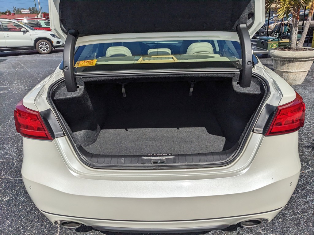 Nissan Maxima Vehicle Full-screen Gallery Image 10