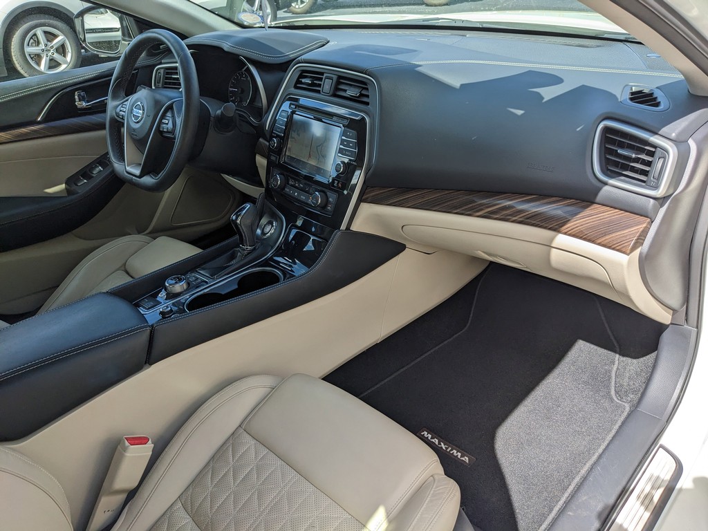 Nissan Maxima Vehicle Full-screen Gallery Image 11