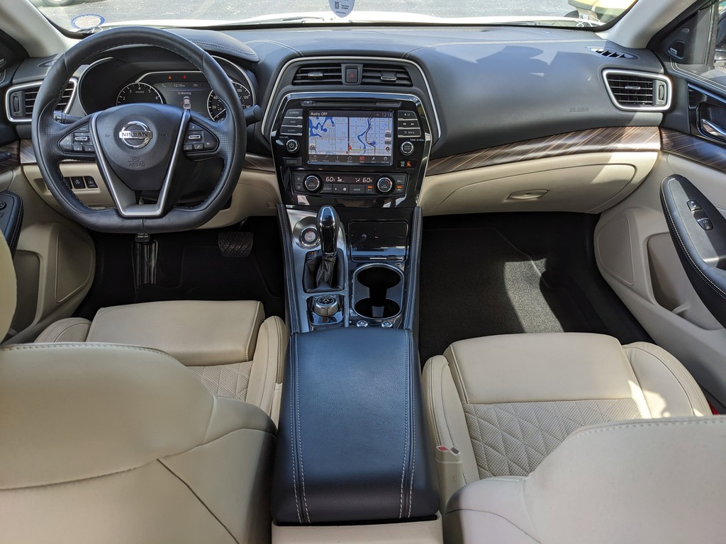 Nissan Maxima Vehicle Full-screen Gallery Image 12