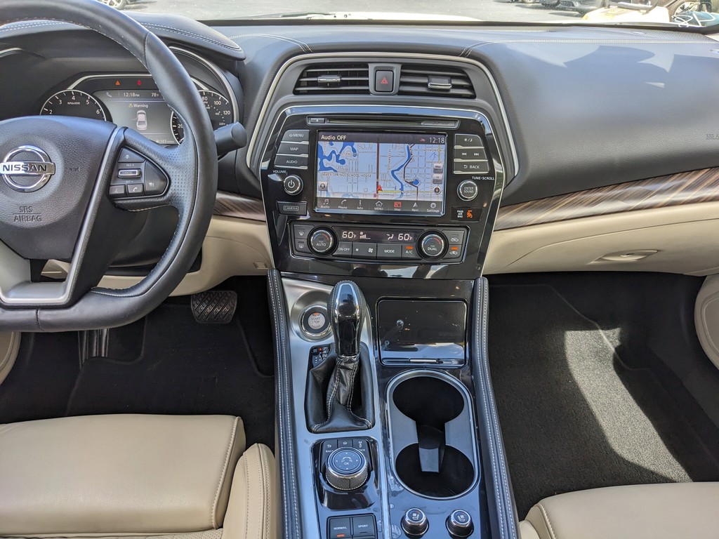 Nissan Maxima Vehicle Full-screen Gallery Image 14