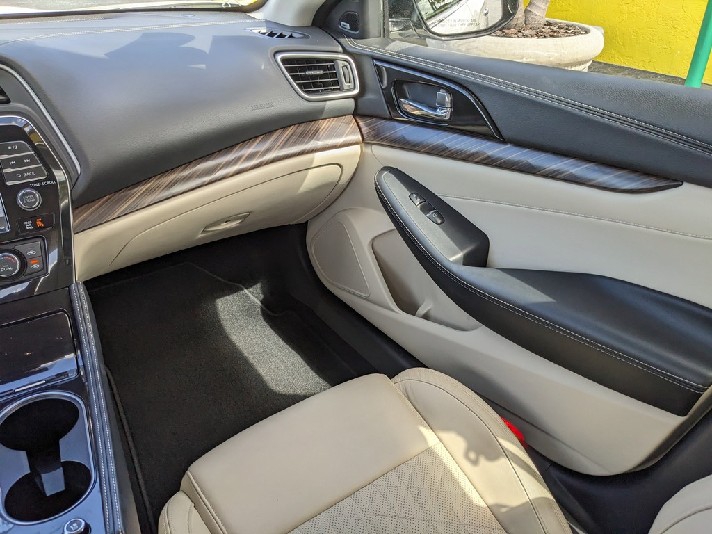 Nissan Maxima Vehicle Full-screen Gallery Image 15