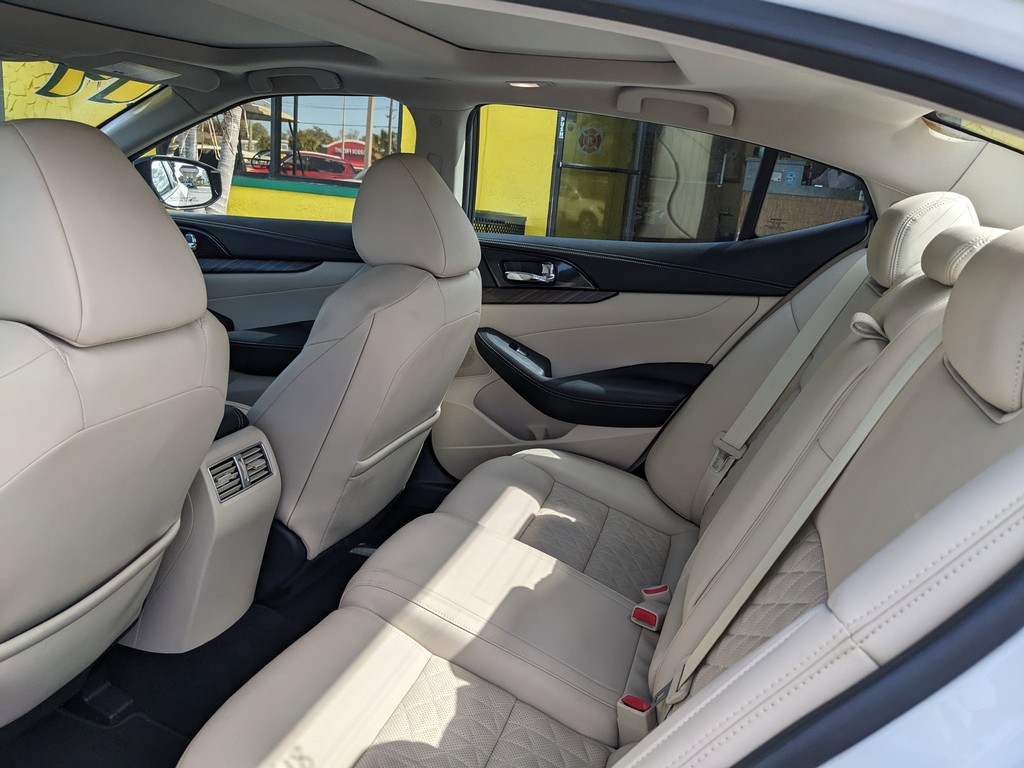 Nissan Maxima Vehicle Full-screen Gallery Image 16