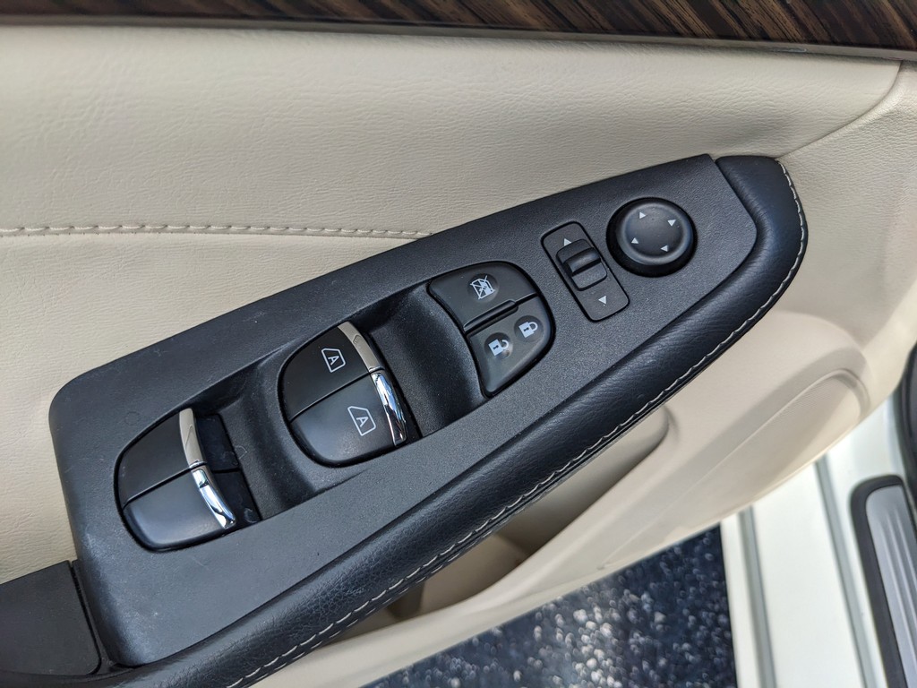 Nissan Maxima Vehicle Full-screen Gallery Image 17