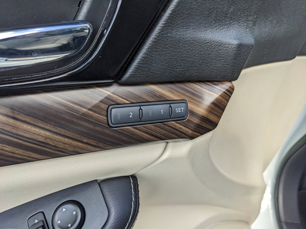 Nissan Maxima Vehicle Full-screen Gallery Image 18