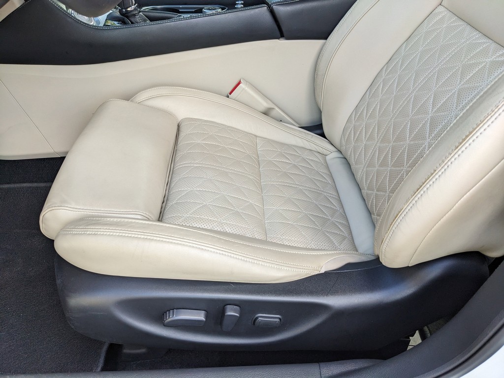 Nissan Maxima Vehicle Full-screen Gallery Image 19