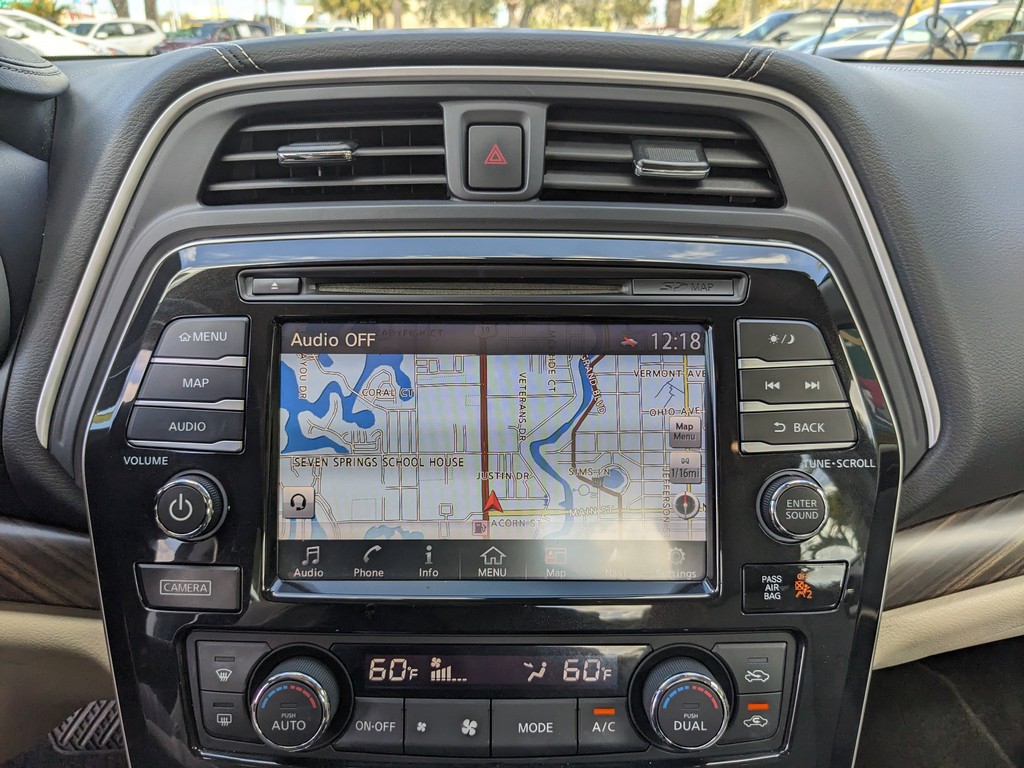 Nissan Maxima Vehicle Full-screen Gallery Image 21