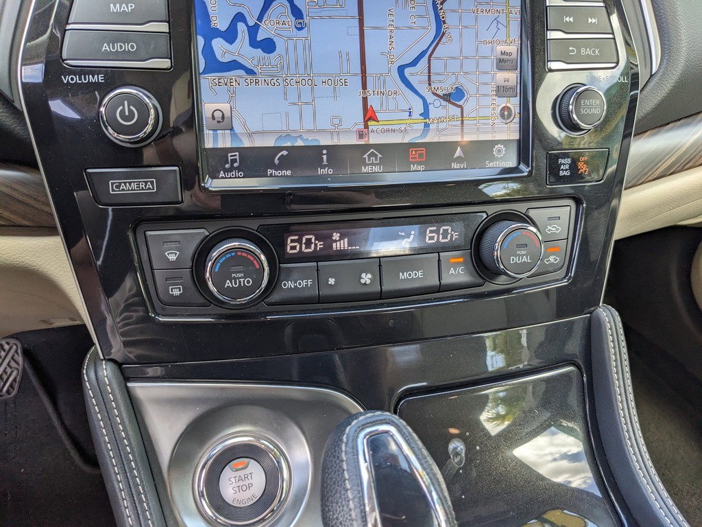 Nissan Maxima Vehicle Full-screen Gallery Image 23