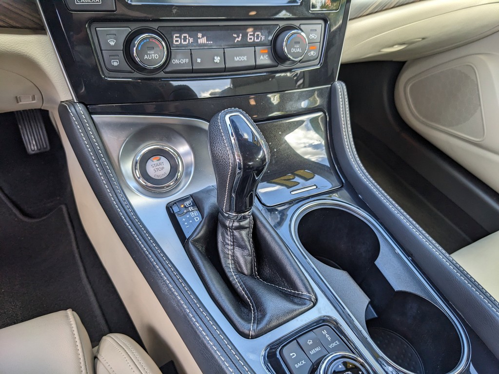 Nissan Maxima Vehicle Full-screen Gallery Image 24