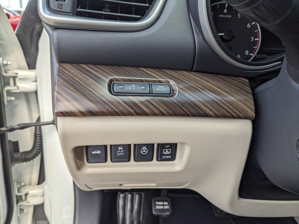 Nissan Maxima Vehicle Full-screen Gallery Image 26