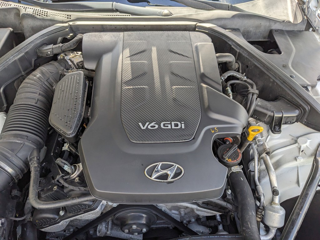 Hyundai Genesis Vehicle Full-screen Gallery Image 07