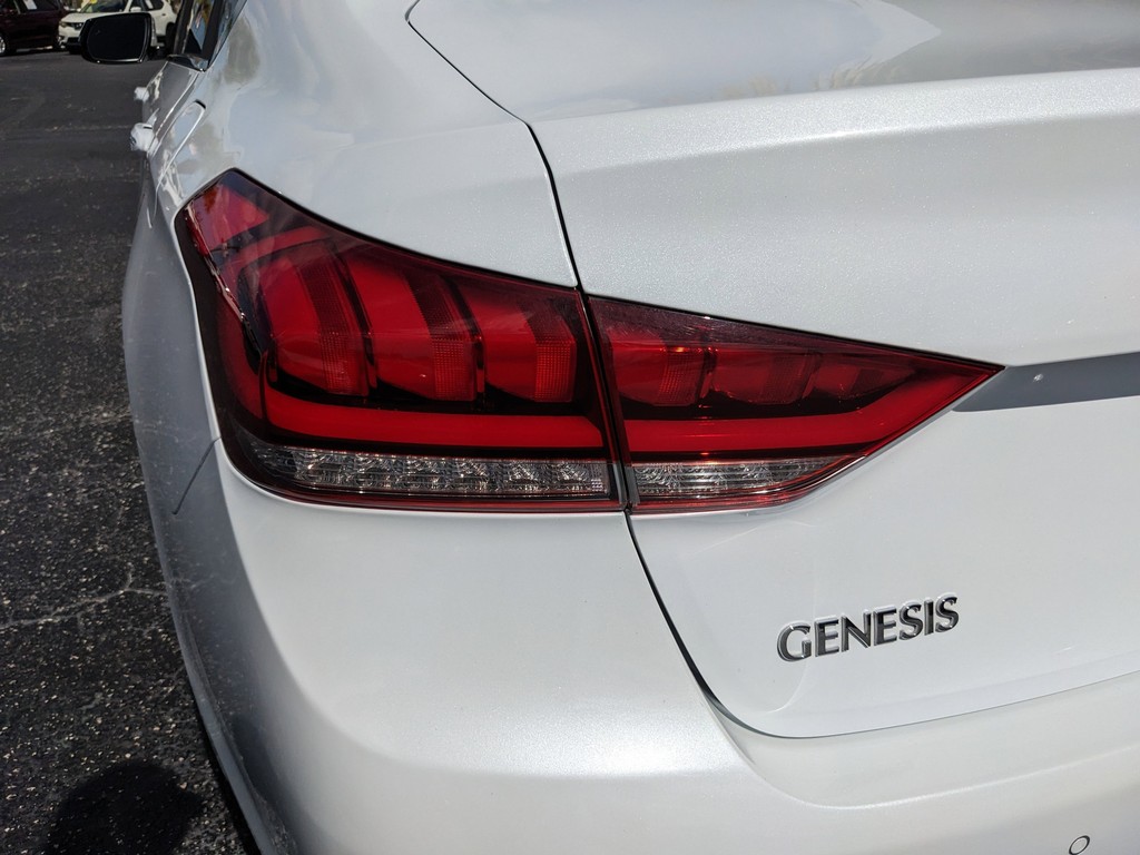 Hyundai Genesis Vehicle Full-screen Gallery Image 09