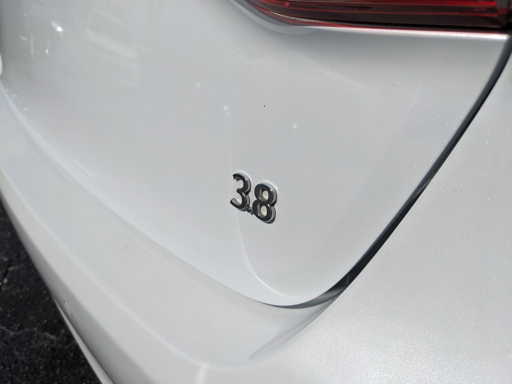 Hyundai Genesis Vehicle Full-screen Gallery Image 10