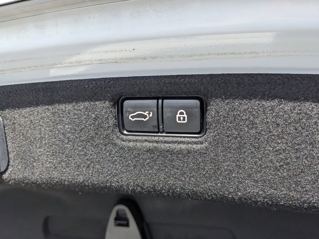 Hyundai Genesis Vehicle Full-screen Gallery Image 12