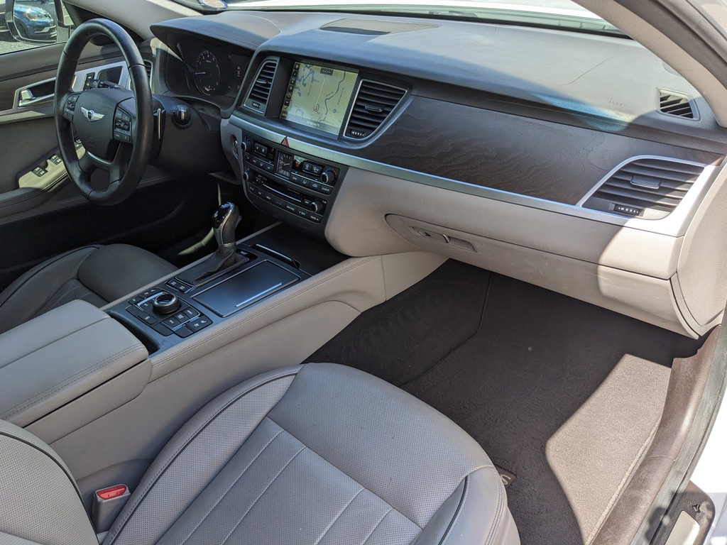 Hyundai Genesis Vehicle Full-screen Gallery Image 13