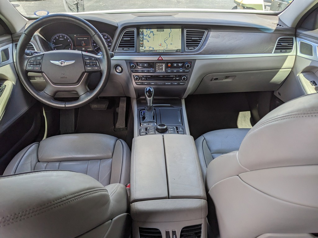 Hyundai Genesis Vehicle Full-screen Gallery Image 14