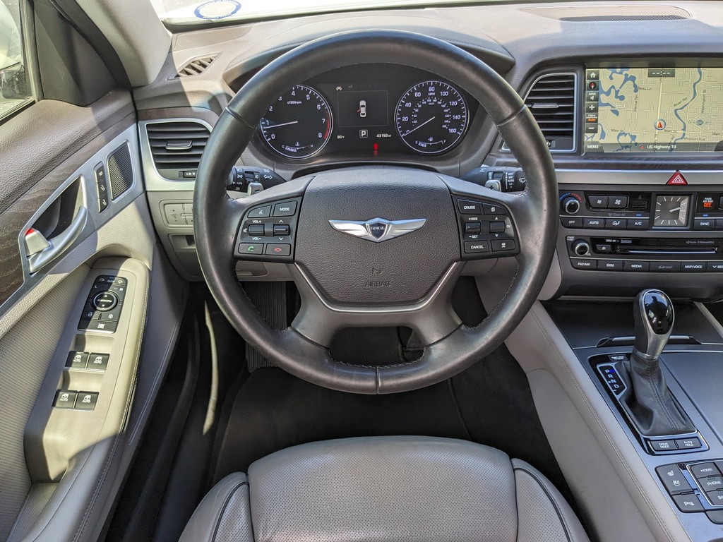 Hyundai Genesis Vehicle Full-screen Gallery Image 15