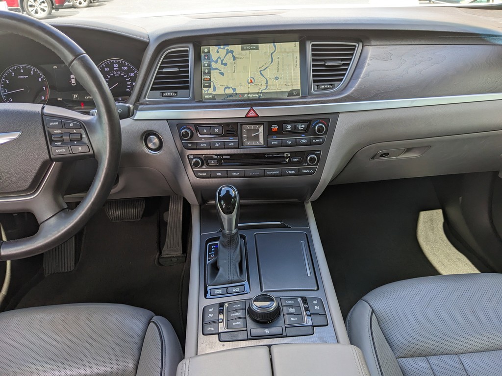 Hyundai Genesis Vehicle Full-screen Gallery Image 16