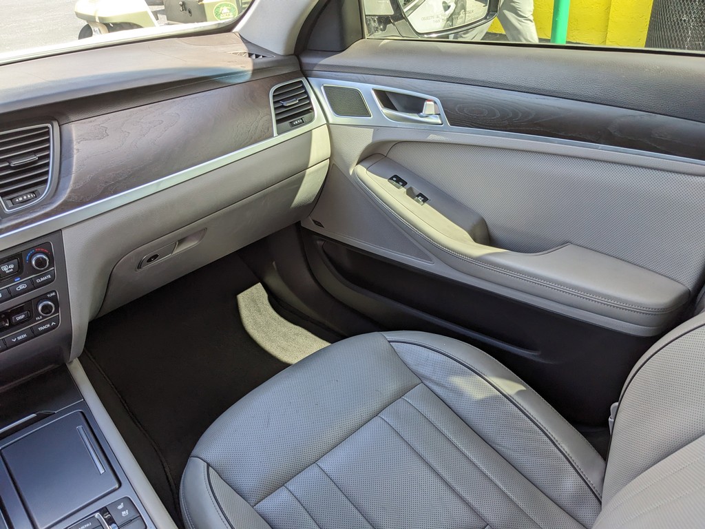 Hyundai Genesis Vehicle Full-screen Gallery Image 17