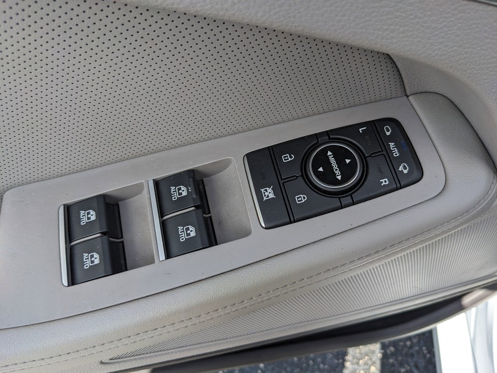 Hyundai Genesis Vehicle Full-screen Gallery Image 19