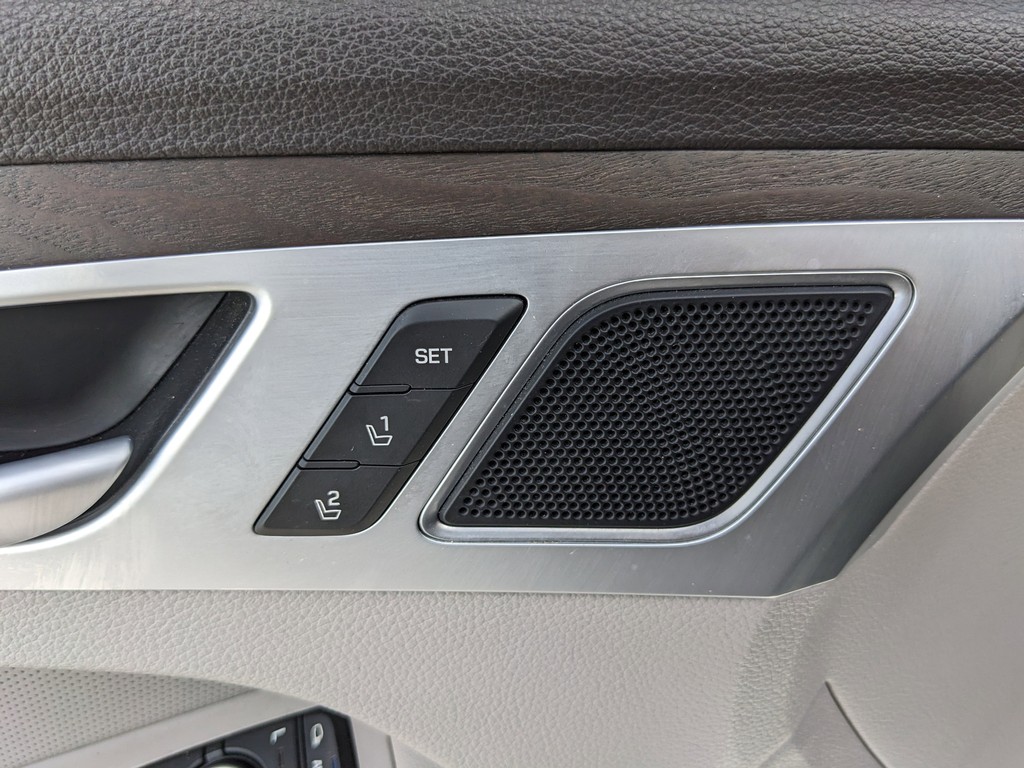 Hyundai Genesis Vehicle Full-screen Gallery Image 20