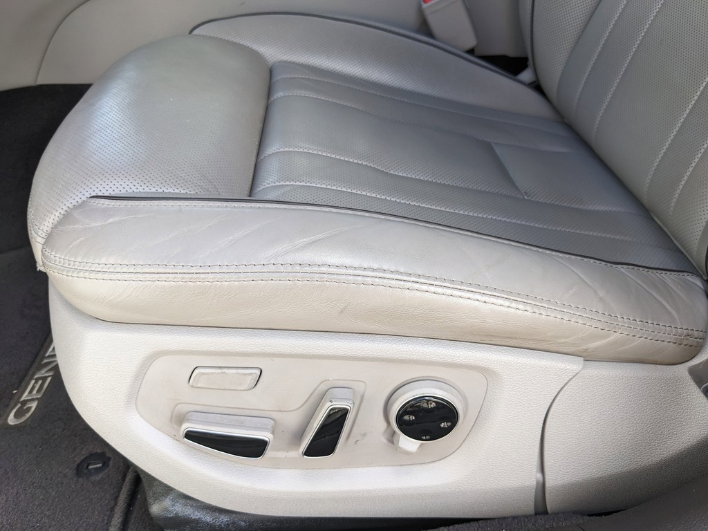 Hyundai Genesis Vehicle Full-screen Gallery Image 22