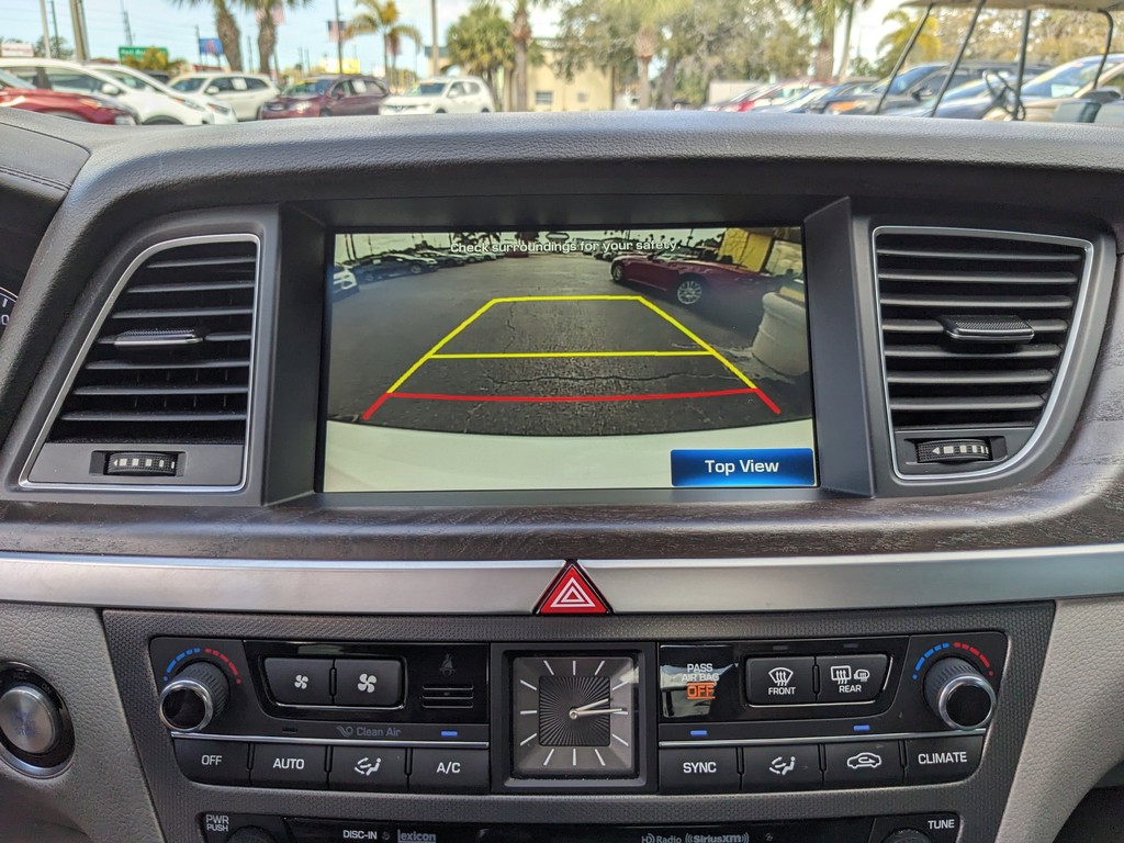 Hyundai Genesis Vehicle Full-screen Gallery Image 25