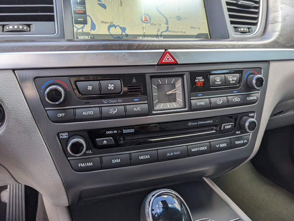 Hyundai Genesis Vehicle Full-screen Gallery Image 26