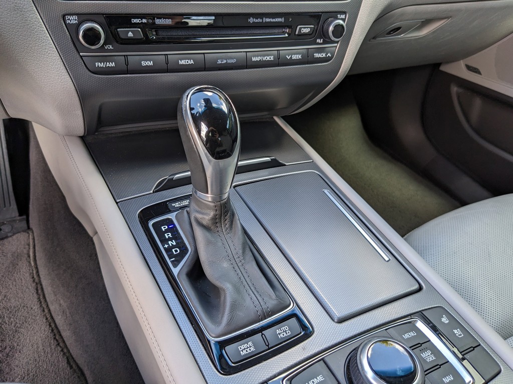 Hyundai Genesis Vehicle Full-screen Gallery Image 27