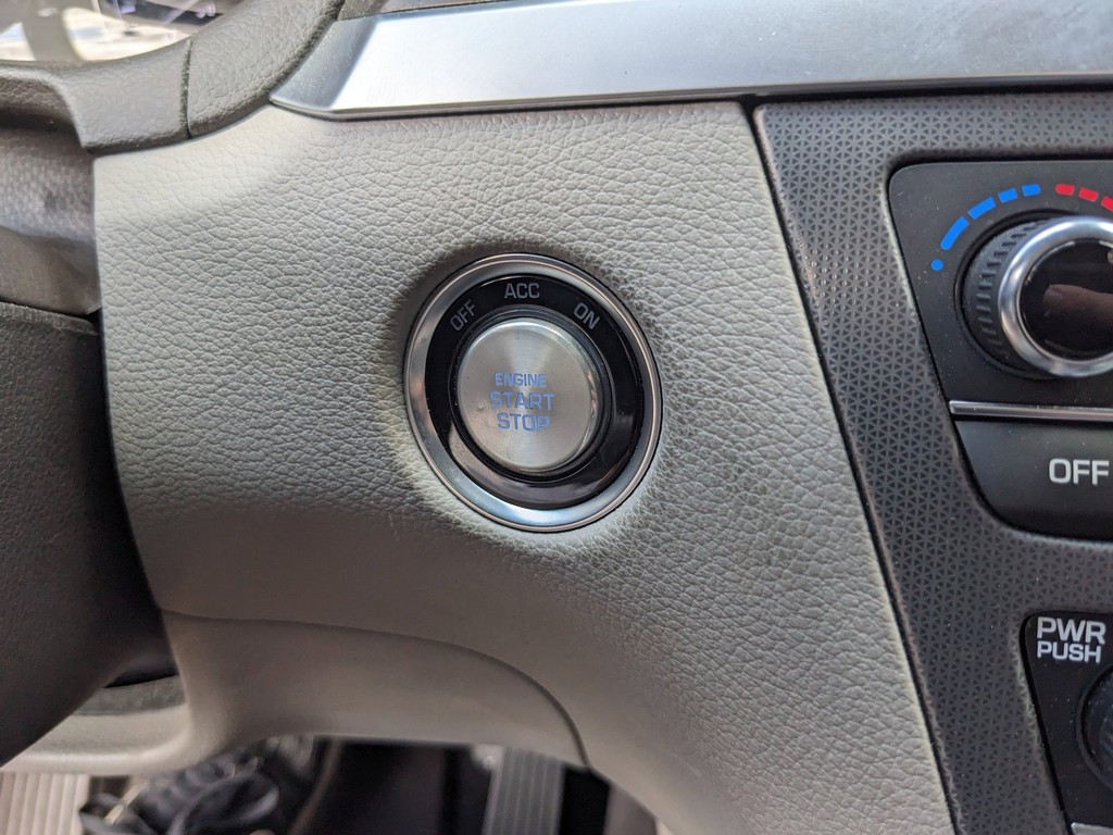 Hyundai Genesis Vehicle Full-screen Gallery Image 29