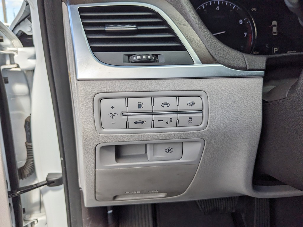 Hyundai Genesis Vehicle Full-screen Gallery Image 30