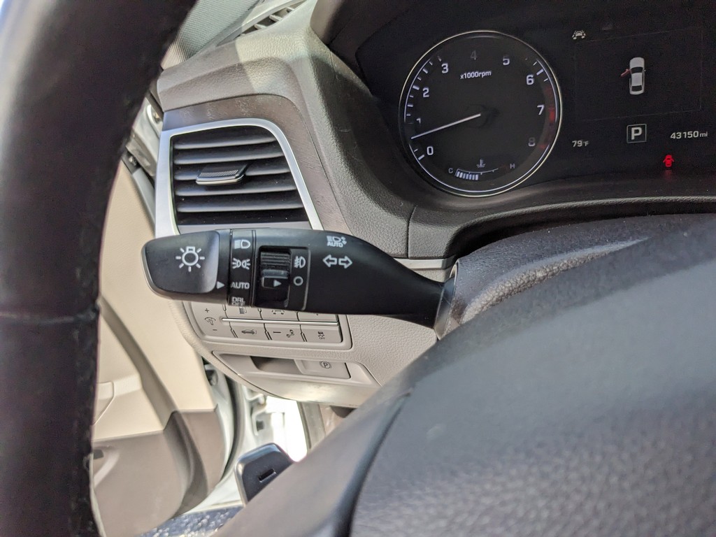 Hyundai Genesis Vehicle Full-screen Gallery Image 34