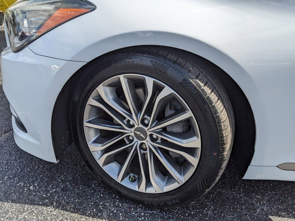 Hyundai Genesis Vehicle Full-screen Gallery Image 38