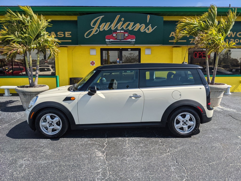 MINI Cooper Clubman Vehicle Full-screen Gallery Image 02