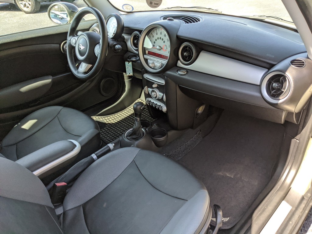 MINI Cooper Clubman Vehicle Full-screen Gallery Image 09