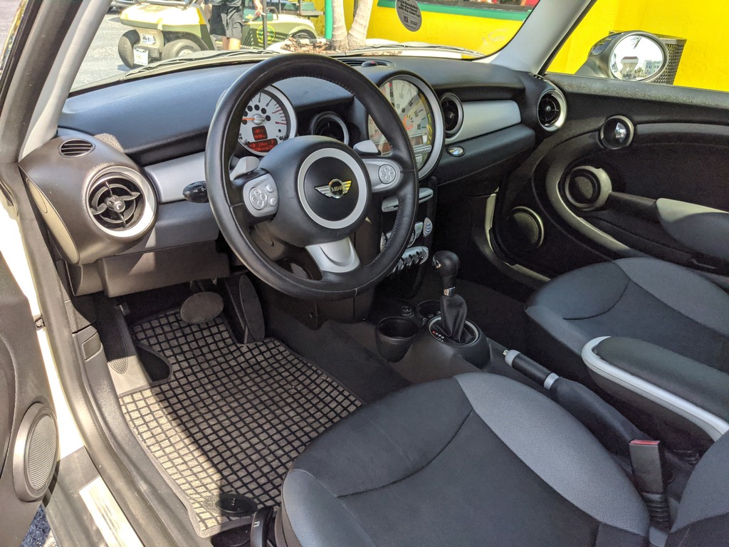 MINI Cooper Clubman Vehicle Full-screen Gallery Image 10