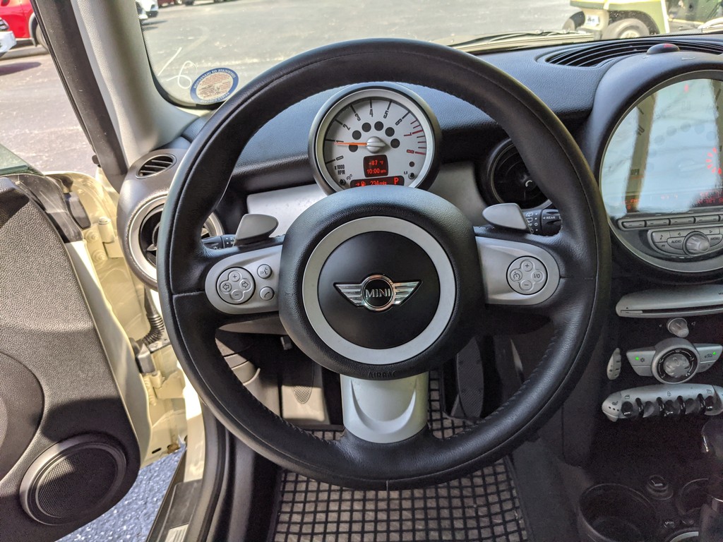 MINI Cooper Clubman Vehicle Full-screen Gallery Image 11