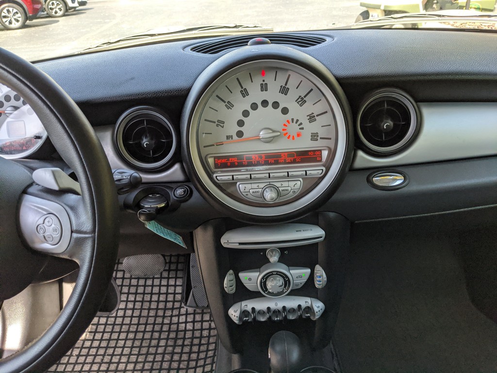 MINI Cooper Clubman Vehicle Full-screen Gallery Image 12