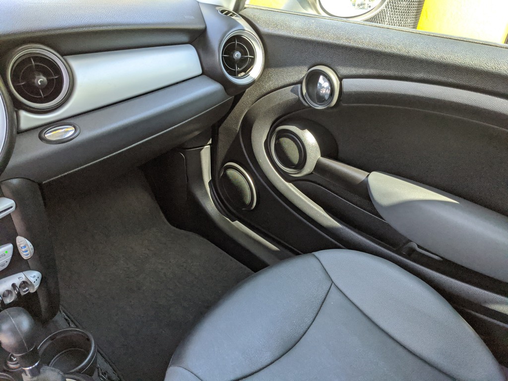 MINI Cooper Clubman Vehicle Full-screen Gallery Image 13