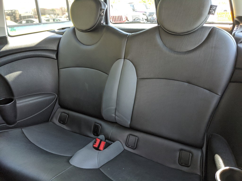 MINI Cooper Clubman Vehicle Full-screen Gallery Image 14