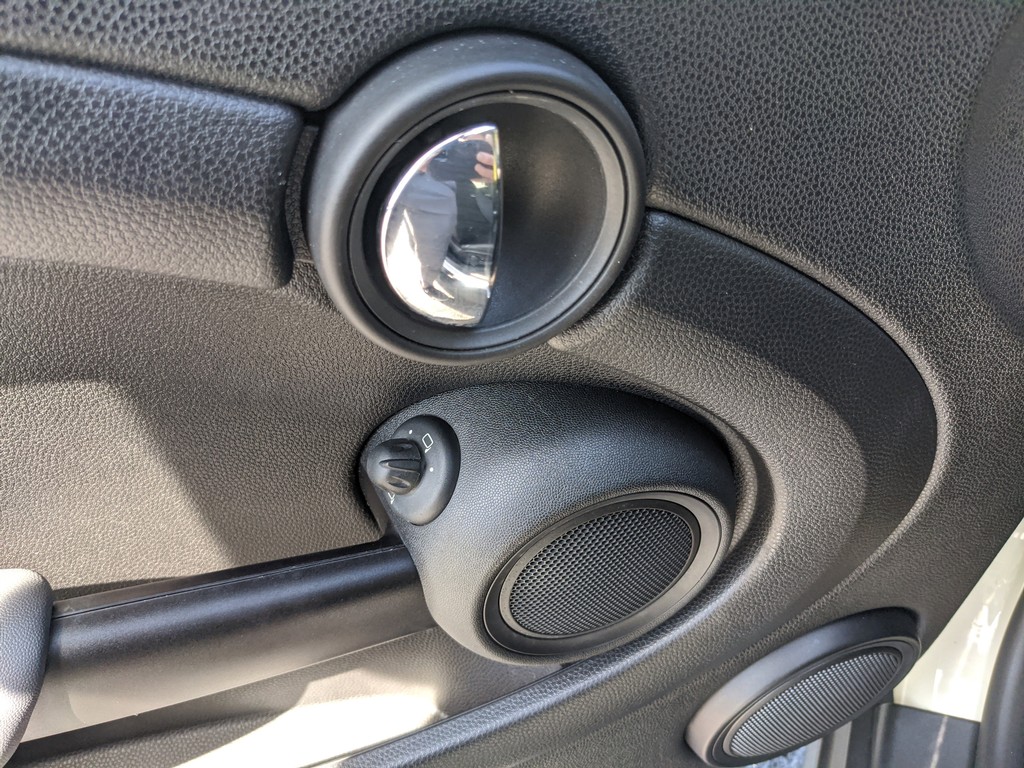 MINI Cooper Clubman Vehicle Full-screen Gallery Image 15