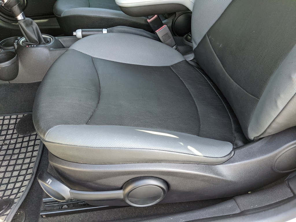 MINI Cooper Clubman Vehicle Full-screen Gallery Image 16