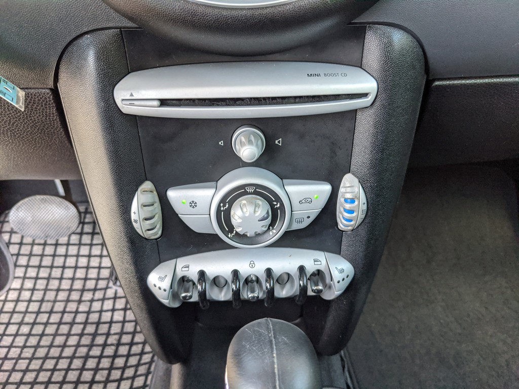 MINI Cooper Clubman Vehicle Full-screen Gallery Image 19