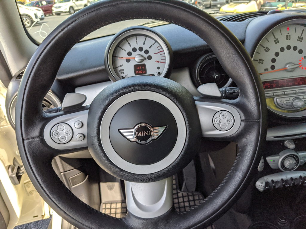 MINI Cooper Clubman Vehicle Full-screen Gallery Image 22