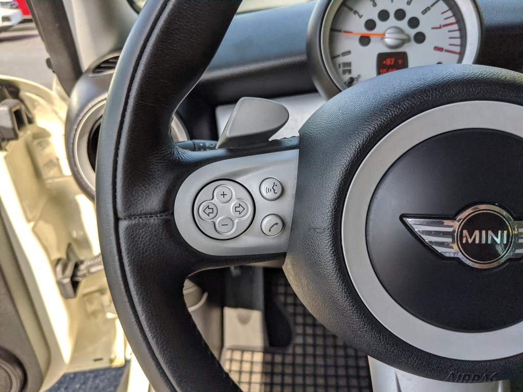 MINI Cooper Clubman Vehicle Full-screen Gallery Image 23