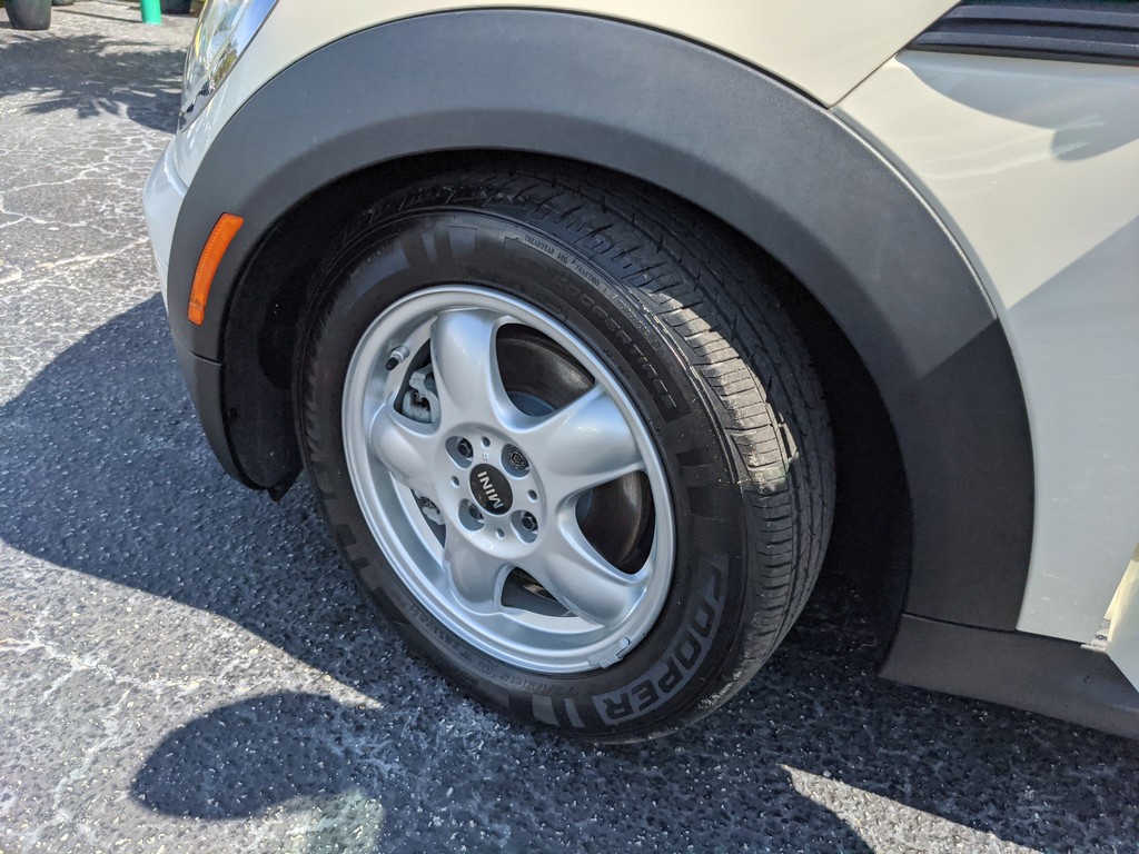 MINI Cooper Clubman Vehicle Full-screen Gallery Image 28