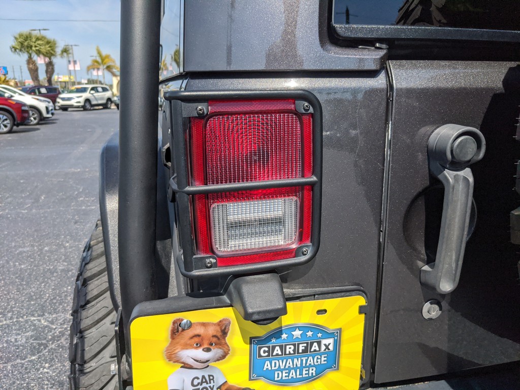 Jeep Wrangler JK Unlimited Vehicle Full-screen Gallery Image 08