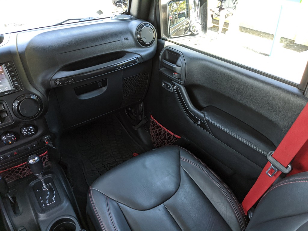 Jeep Wrangler JK Unlimited Vehicle Full-screen Gallery Image 13